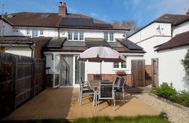 Comfortable duluxe spacious house with lovely front and rear gardens