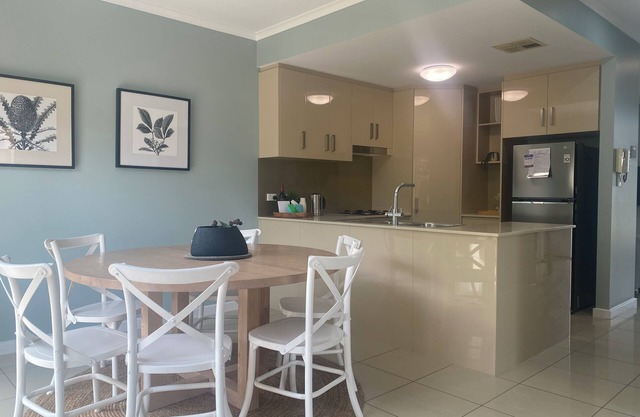 Comfortable, family sized, close to tram, explore the Festival City.