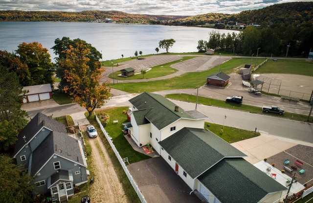 Comfortable family friendly situated on the shore of Munising Bay Lake Superior