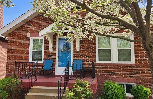 Comfortable home in lovely Lindenwood Park neighborhood with all the amenities.