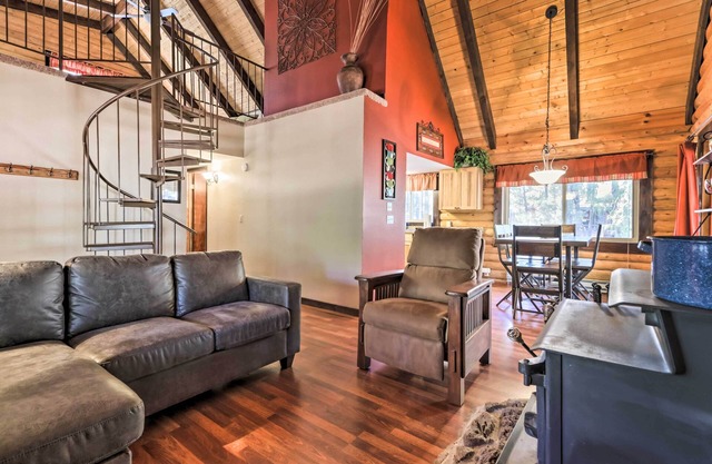 Comfortable Lakeside Log Cabin - Hike, Swim & Ski!