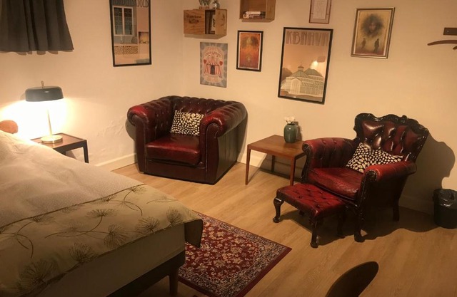 Comfortable Large Room King S bed near CPH centre