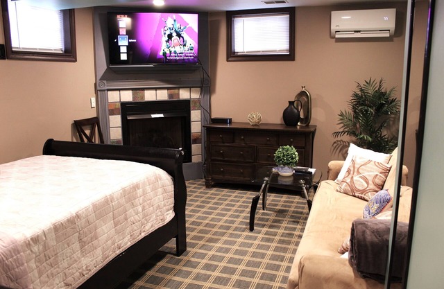 Comfortable private unit with hot tub and free parking