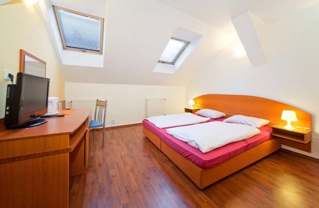 Comfortable rooms with private bathroom 15 minutes walk from the old town