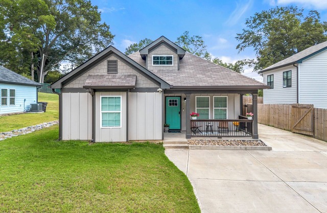 Comfortable & Stylish New House - 10min to LakePoint!