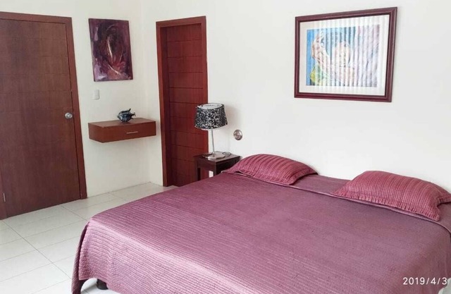 Comfortable suite close to shopping centers, restaurants, linear park.