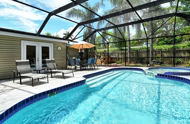 Comfy 3bed/2bath with pool close to Downtown