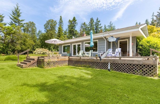Comfy Coastal Cottage - Bright and Cheerful
