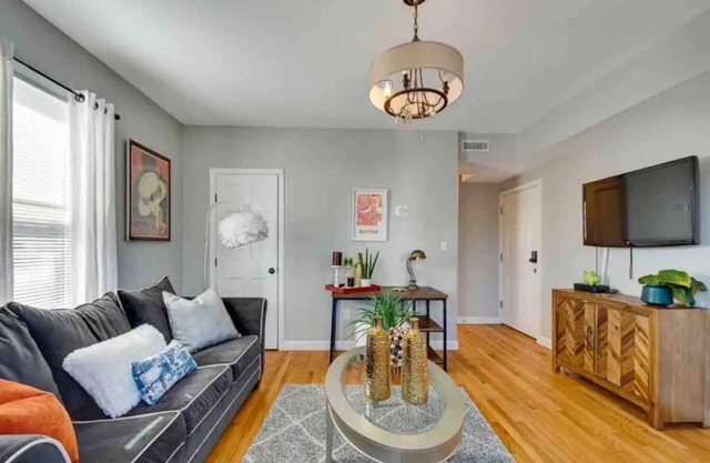 Comfy & Cozy 2nd level condo walk to MBTA mins to Downtown Boston