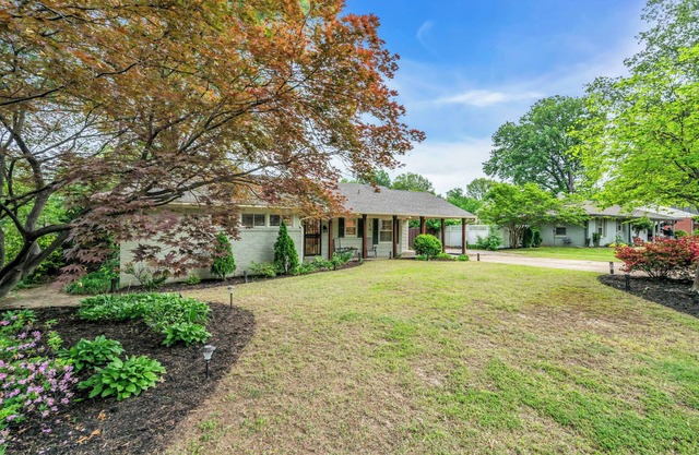 Comfy home in E Memphis centrally located. Minutes to everything!