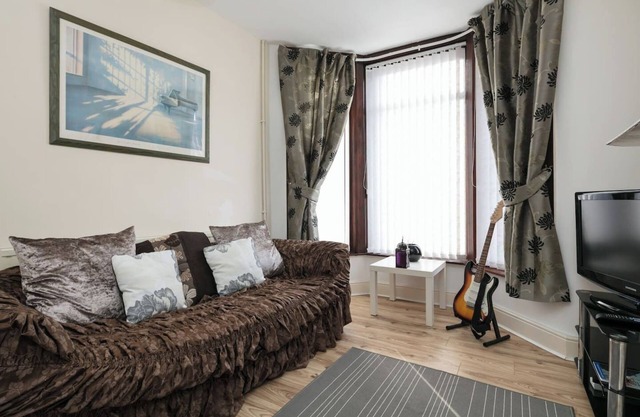 Comfy Home with King Bed close to Asda & Sefton Park, 500Mb Fast unshared WIFI !