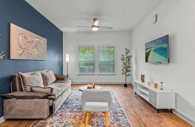 Comfy King Bed Apt w/Pool & Gym and Close to Parks