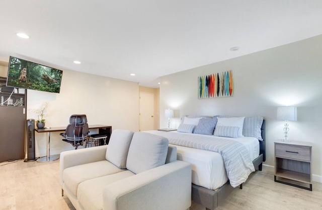 ♛ Comfy King Bed, Jacuzzi Tub<15 mile Disney, Private Entrance & Gated Parking ★