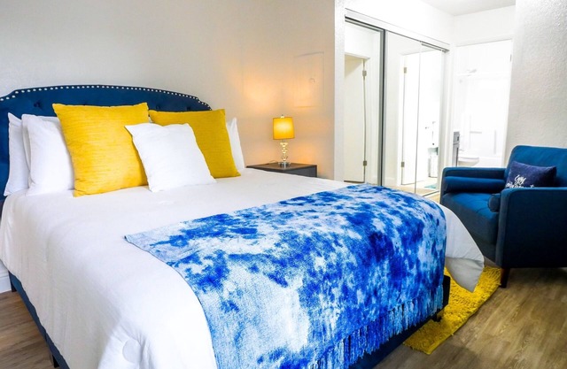 Comfy Natomas Apartment