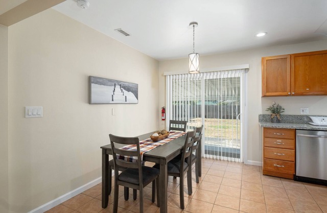 Comfy, Upgraded 3B/1Bth w Great Access to Airport