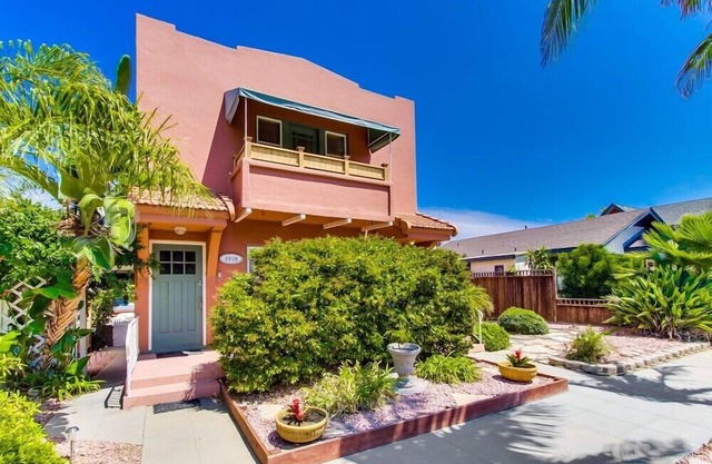 Compact, Modern Suite - Sleeps 2, Near Park, Zoo, Beaches