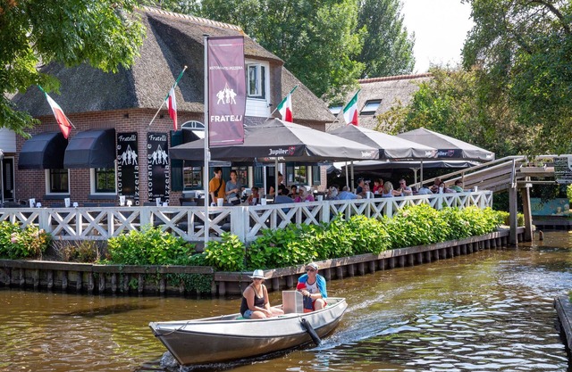 Composite group home with ac and sloop, in a holiday park in beautyful Giethoorn