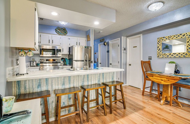 Condo 2 Mi to Silver Dollar City: Relax Fireside!