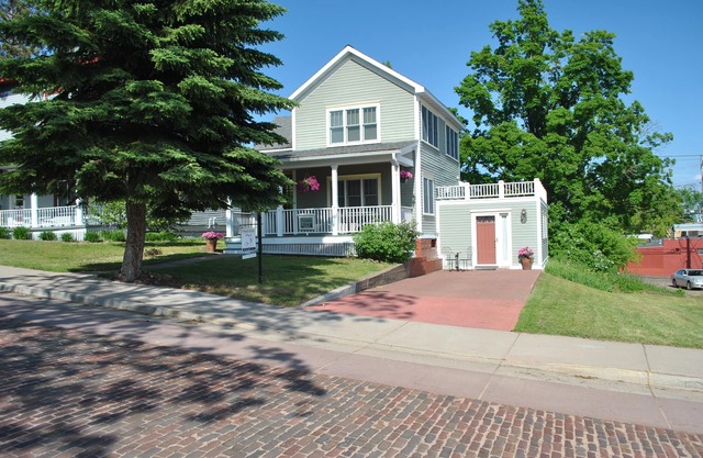 Condo downtown Bayfield. 1 Private Bedroom King, 2 other Q beds in living room.