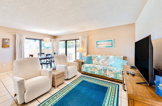 Condo in beachfront community with WiFi & ocean-view pool - snowbirds welcome