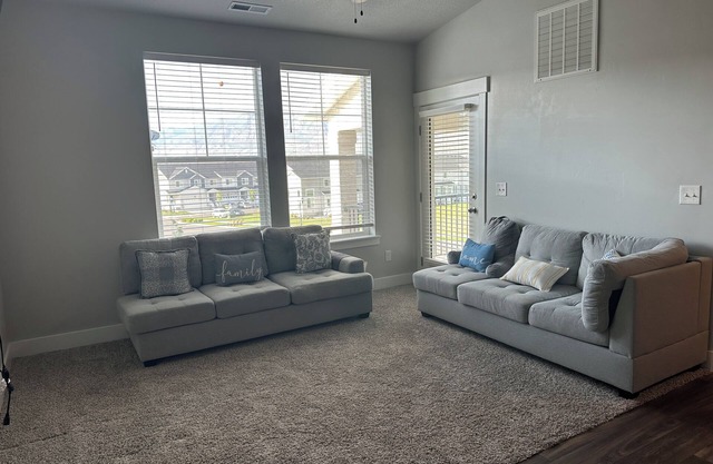 Condo in Vineyard UT-pickleball courts, lakeside walkways & playground.