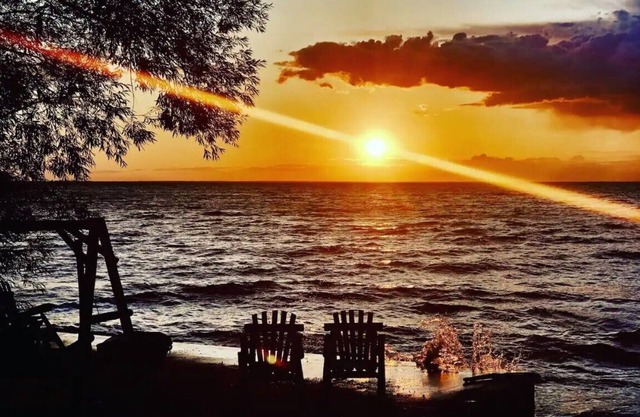 Condo w/water access. Short drive to Green Bay and Sturgeon Bay/Door County