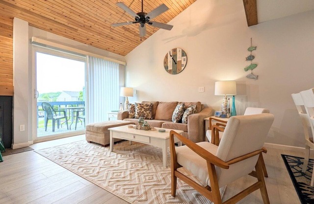 Condo with a pool near Beaches, Bars, & Downtown