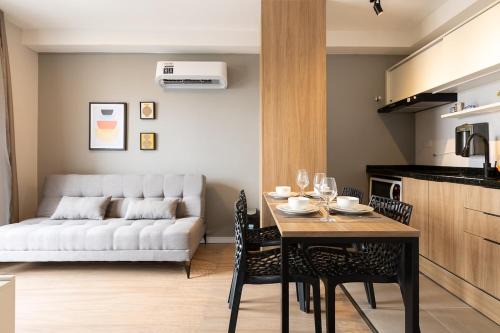 Conforto nas alturas com piscina e academia