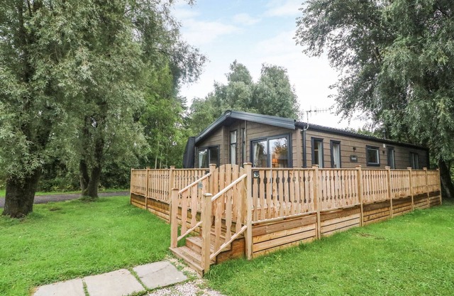 CONISTON VIEW 9, pet friendly, country holiday cottage in Tewitfield