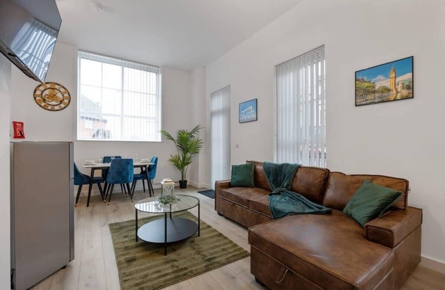 Contemporary 2 Bed Apartment -Belfast East Village