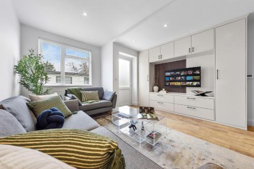 Contemporary 2BR Apt, Near Station, Free WIFI