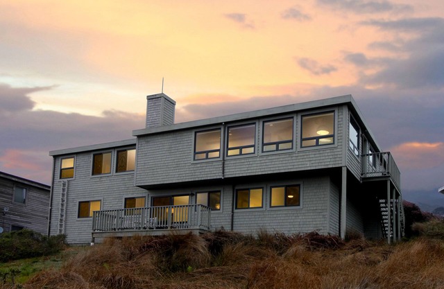 Contemporary Home overlooking the Pacific Ocean