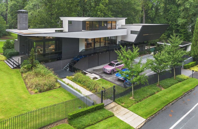 Contemporary Modern estate in delightful Atlanta with an infinity swimming pool