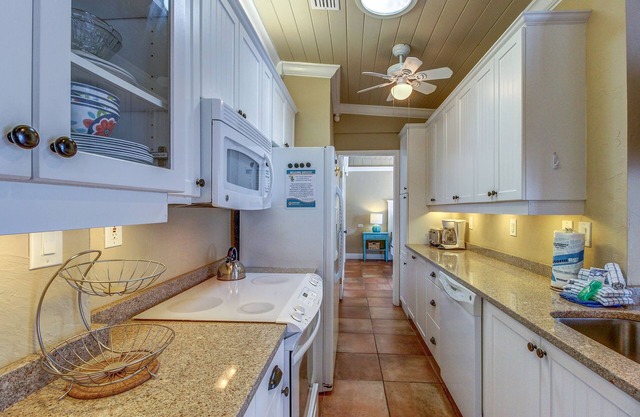 Convenient cottage with pool - easy access to trolley stops & the beach