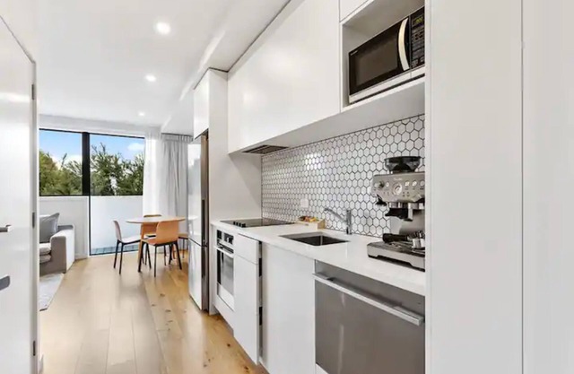 Convenient Modern 2-Bedroom Unit With Free Parking