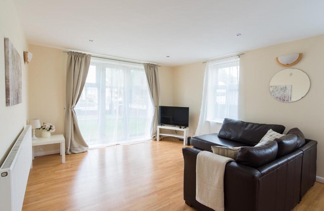 Convenient One Bedroom Apartment Near City Centre