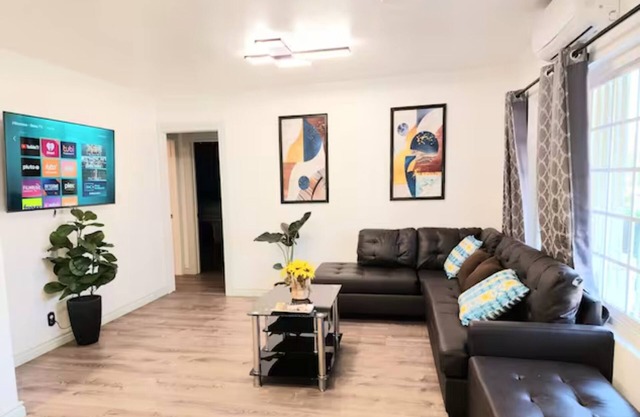 Convenient transport 3-bedroom 2-bath with a private entrance king-sized bed! 1