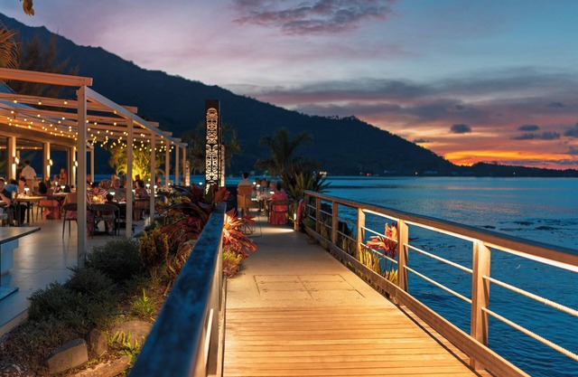 Cook's Bay Hotel and Suites