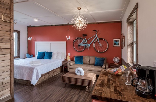 Cook & Stay | Free Parking | Kitchen & Fireplace