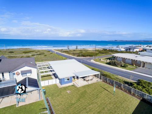Cool Beach “Shack' + Spectacular Views + Netflix