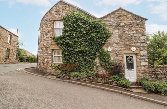 CORNER COTTAGE, pet friendly, character holiday cottage in Ingleton