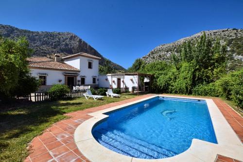 Cortijo Los Alazores, authentic cortijo with private pool
