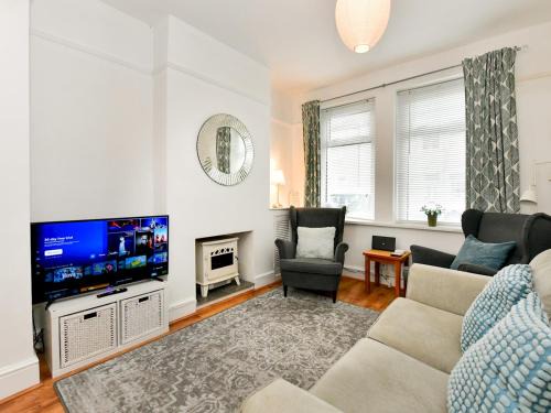 Cosy 2 bed home in Canton Pass The Keys