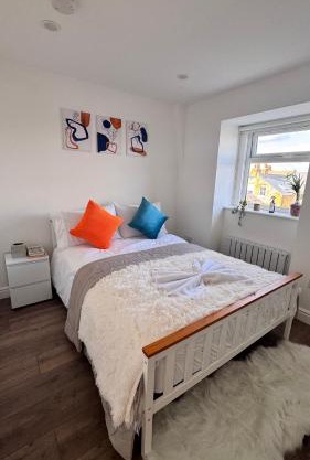 Cosy 2 bed suite in Putney, Sleeps 6, with Netflix & Games