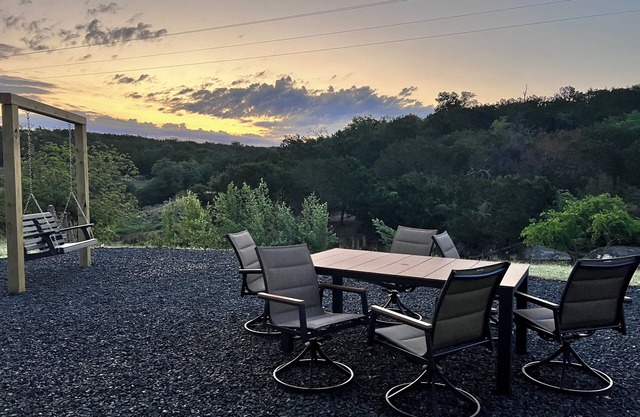 Cosy 2-bedroom cabin with modern amenities and beautiful views