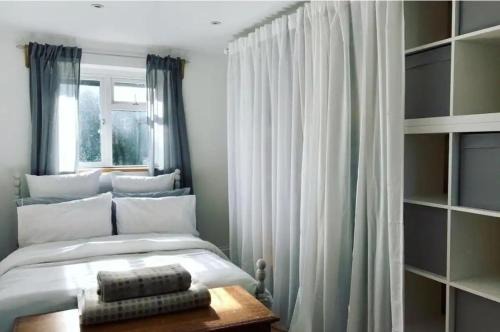 Cosy and Characterful 1 bedroom townhouse with big south facing garden in Cardiff