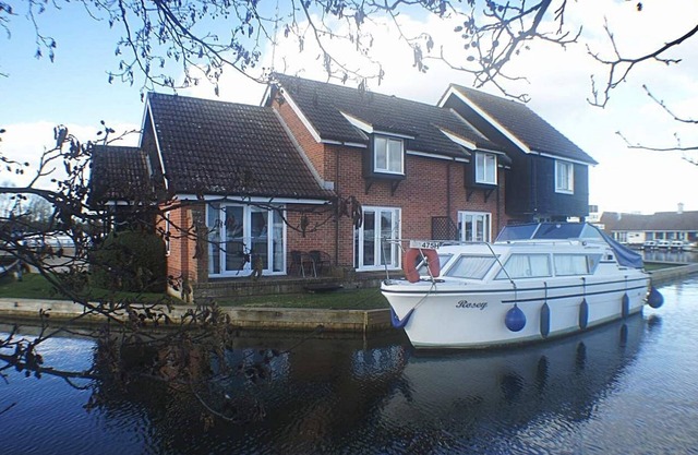 Cosy and comfortable Riverside Cottage in Wroxham, the Gateway to the Broads
