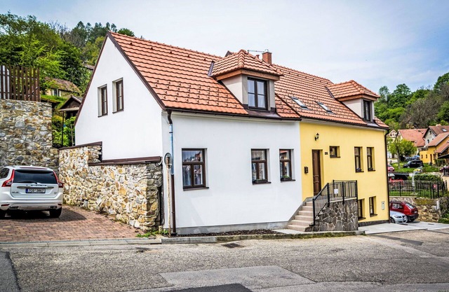 Cosy apartment for 5 people with WIFI, patio and pets allowed