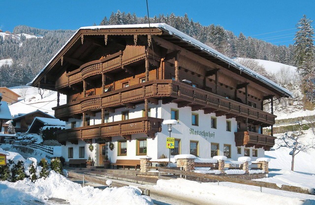 Cosy apartment for 24 guests with WIFI, TV and balcony