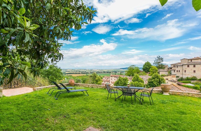 Cosy apartment for 3 guests with WIFI, TV, patio, pets allowed and panoramic view